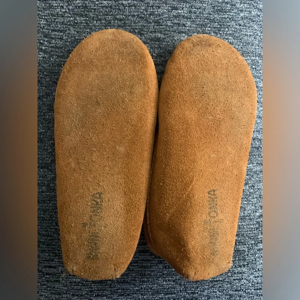 EUC Youth Girls Brown Suede Minnetonka Moccasins With Faux Fur Lining Size 2